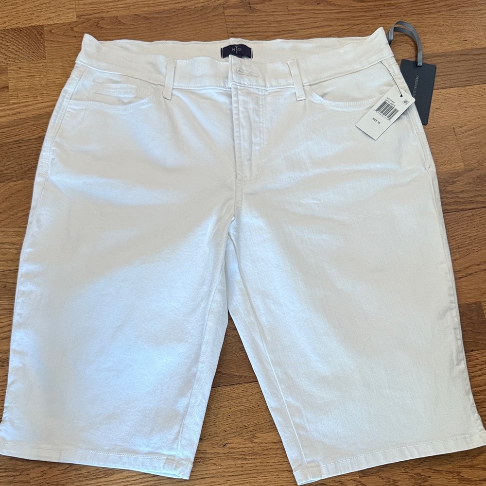 NYDJ woman’s White Shorts. Size 10 nwt